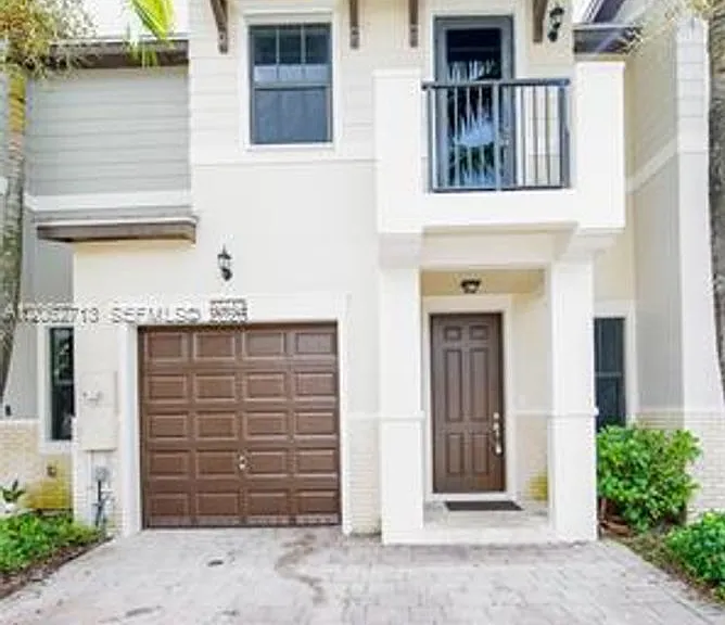 10440 NW 61st Ln #Townhouse 10440 — Photo 2