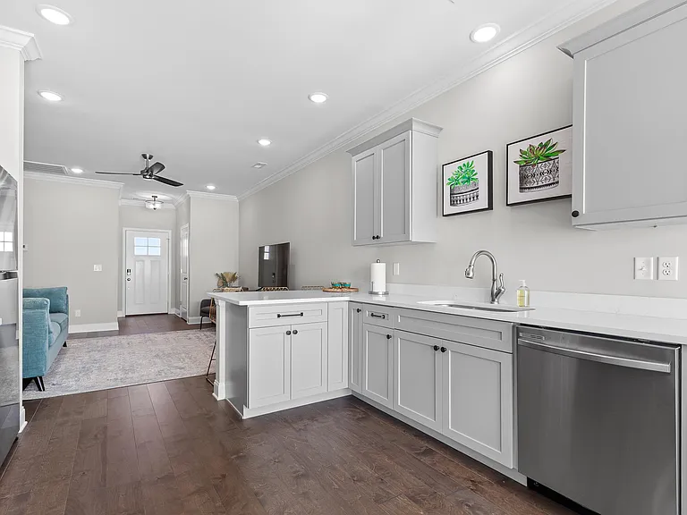 658 Bellingham Dr NE — Photo 9
