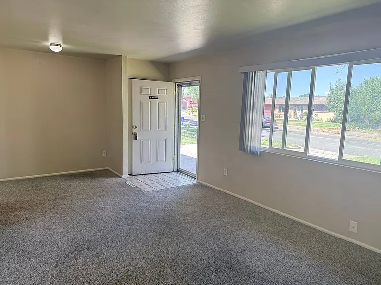 1938 Berkshire Ln — Photo 4