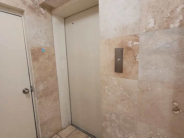 5454 Everett — Photo 2