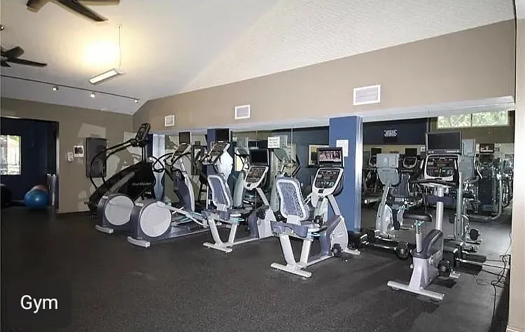 5565 Canoga Ave — Photo 3