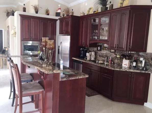 932 Falling Water Rd, Fort Lauderdale, FL 33326