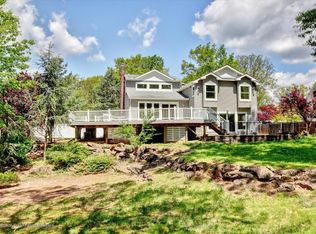 8 Windsor Dr, Eatontown, NJ 07724