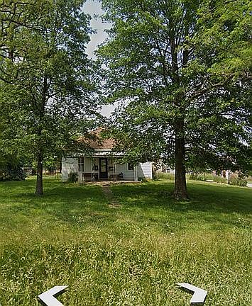 3rd image of 8381 E 400th Rd