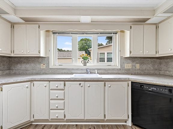 4th image of 60 Leisurewoods Dr