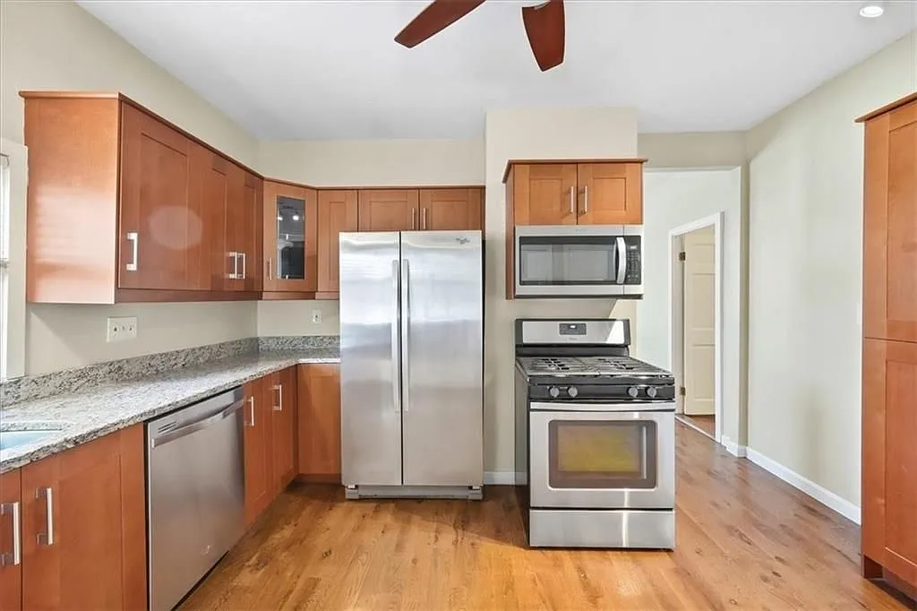2 bed, 1.0 bath, 900 sqft, $2,000 — Photo 3