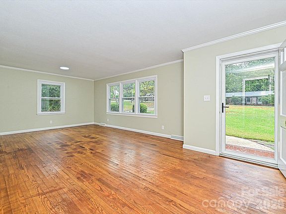 2nd image of 655 Greenbriar Ave