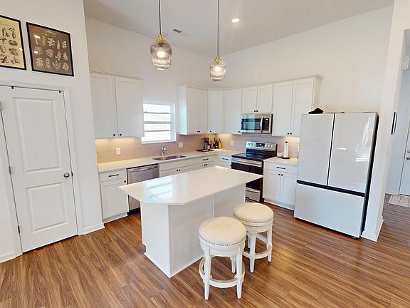 3rd image of 260 Evening Bay Ct