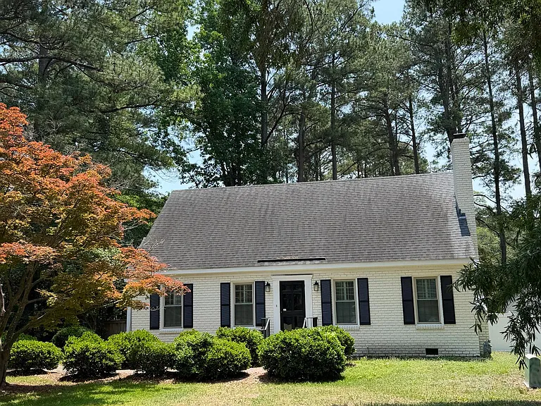 305 Canterbury Rd NW — Photo 1