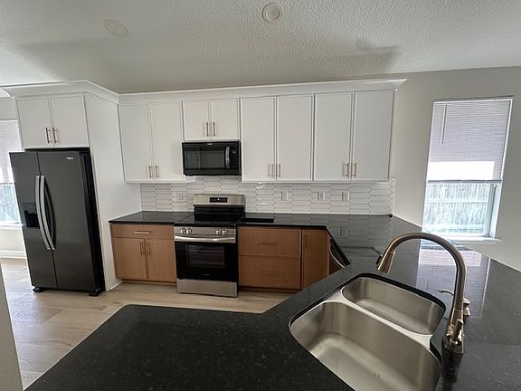 4th image of 2405 Willowbend Dr