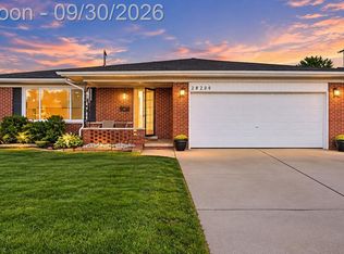 28200 Newland Dr, Warren, MI 48093