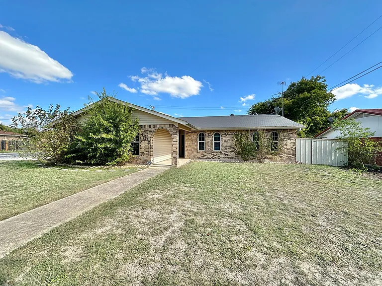 1602 Becker Dr — Photo 1