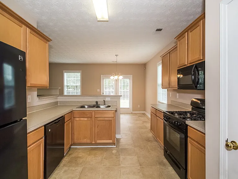 1000 Maple Leaf Dr — Photo 6