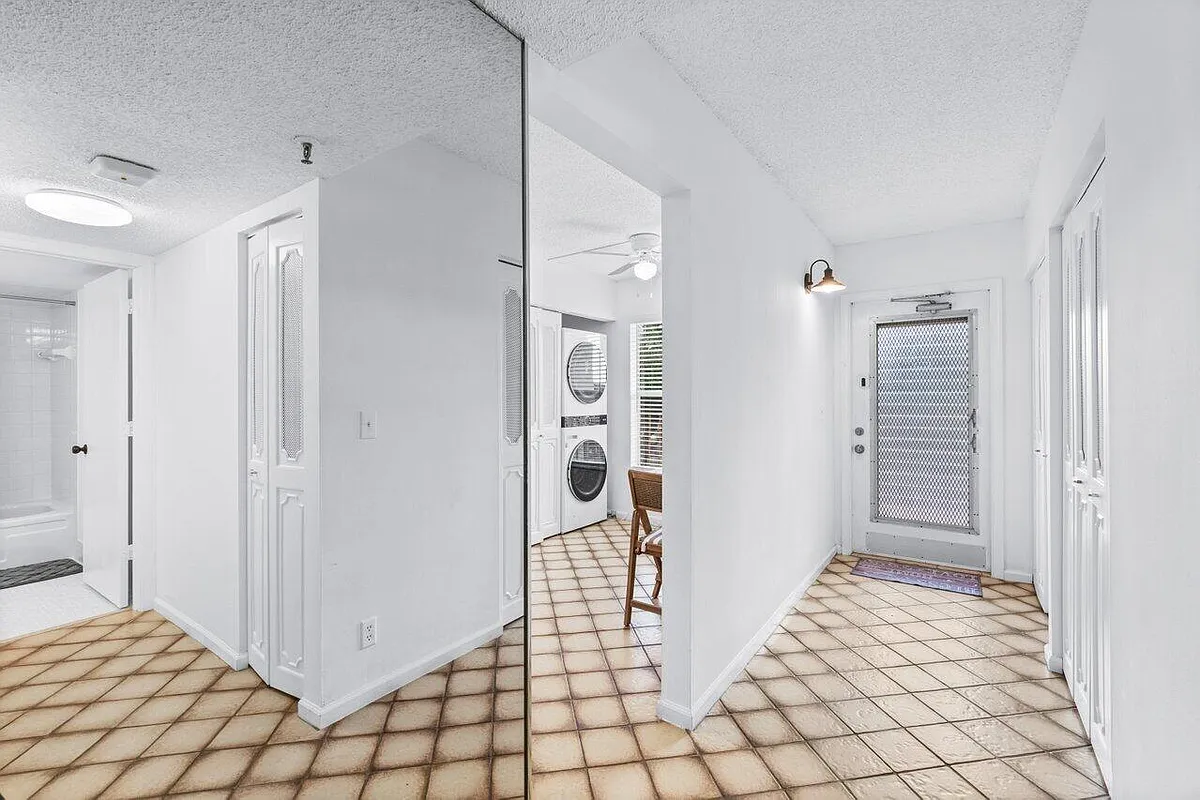 Building Photo - 14623 Bonaire Blvd #405