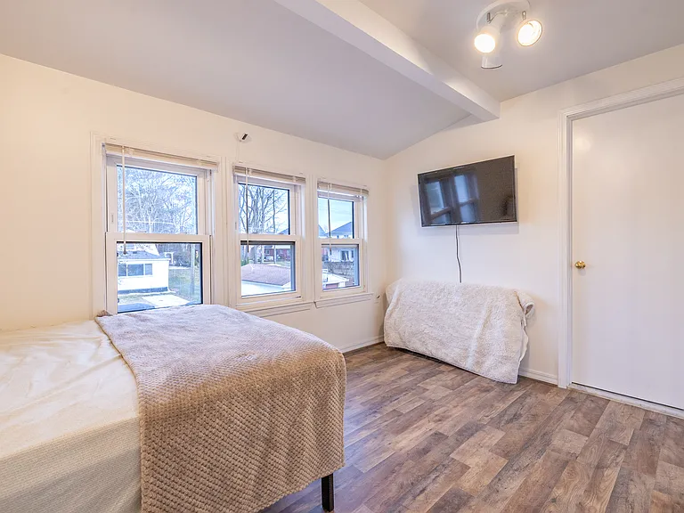 1315 E Lake Dr — Photo 6