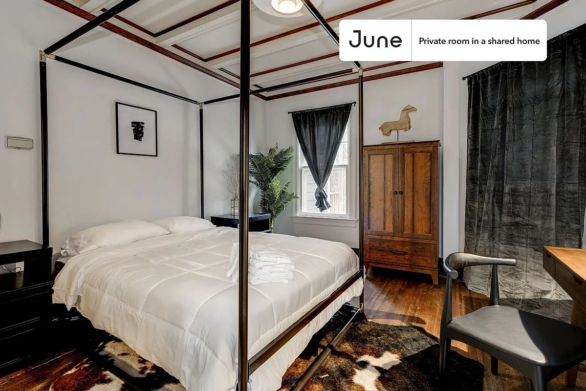 Queen bedroom in 7 bed/3.5 bath home in Woodley Park #115 1A — Photo 1