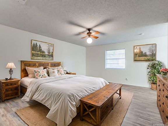 4th image of 1112 OAKCREST DR