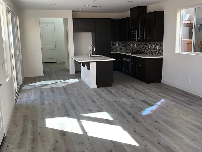950 S Sophia St — Photo 4