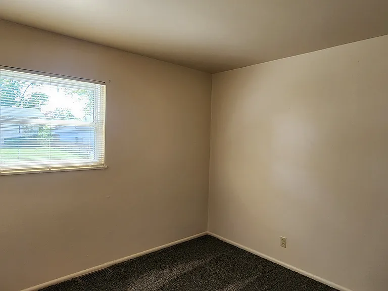 2238 E Linnhill Ln — Photo 8
