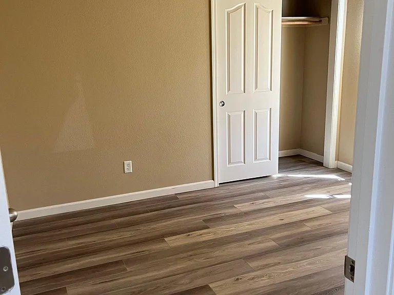 2462 E Turnberry Ave — Photo 3