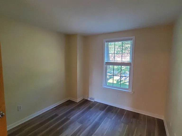 Chestnut Hls — Photo 27