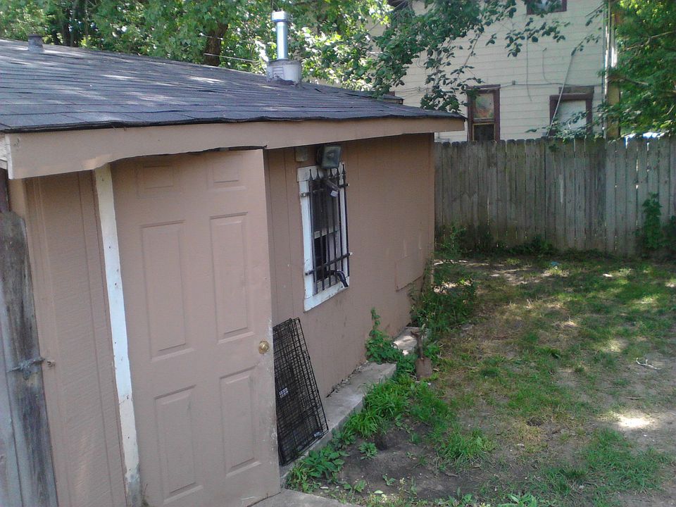 2nd image of 3215 E Saint Joseph St