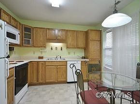 5th image of 335 Fox Den Ct