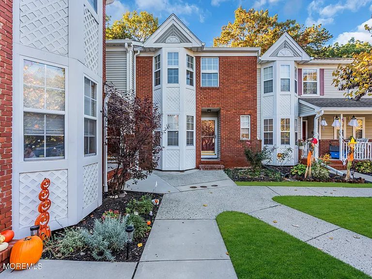 31 Lexington Ct — Photo 2