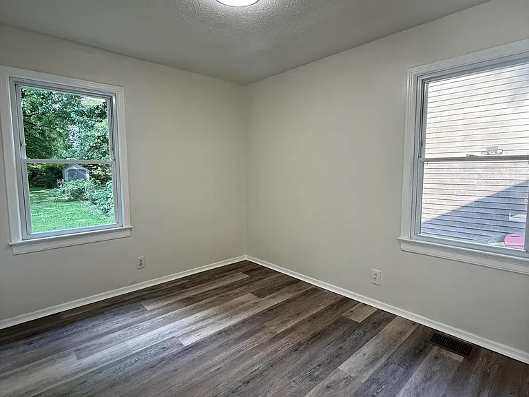 1637 Thornberry Ave — Photo 6