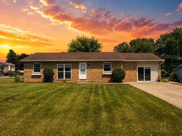 4040 Kingsway Dr, Crown Point, IN 46307