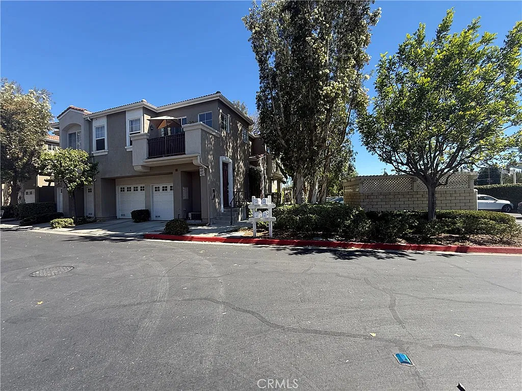 2 bed, 866 sqft, $3,100 — Photo 1