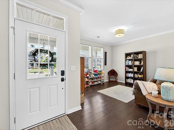 5th image of 1114 Laggan Ln