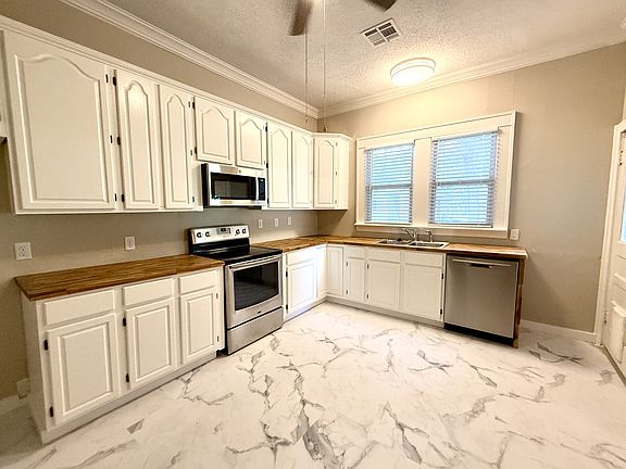3rd image of 817 C St SE