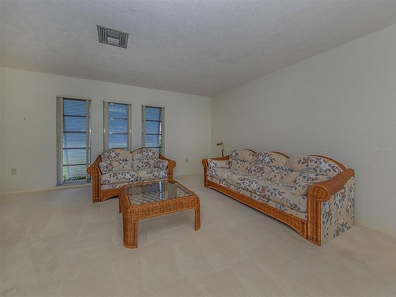 4th image of 1828 Flametree Ln