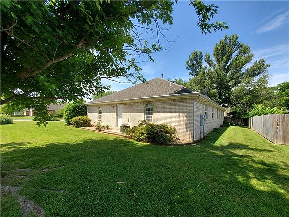 5th image of 1302 NW Barberry Ln