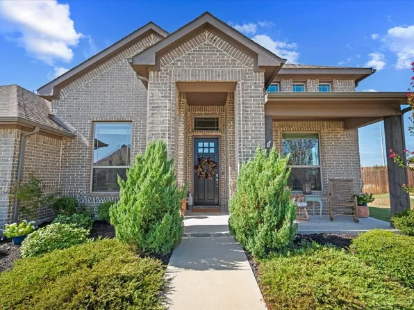 136 Sapphire Ln, Waxahachie, TX 75165