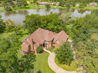 113 Rosewood St, Lake Jackson, TX 77566