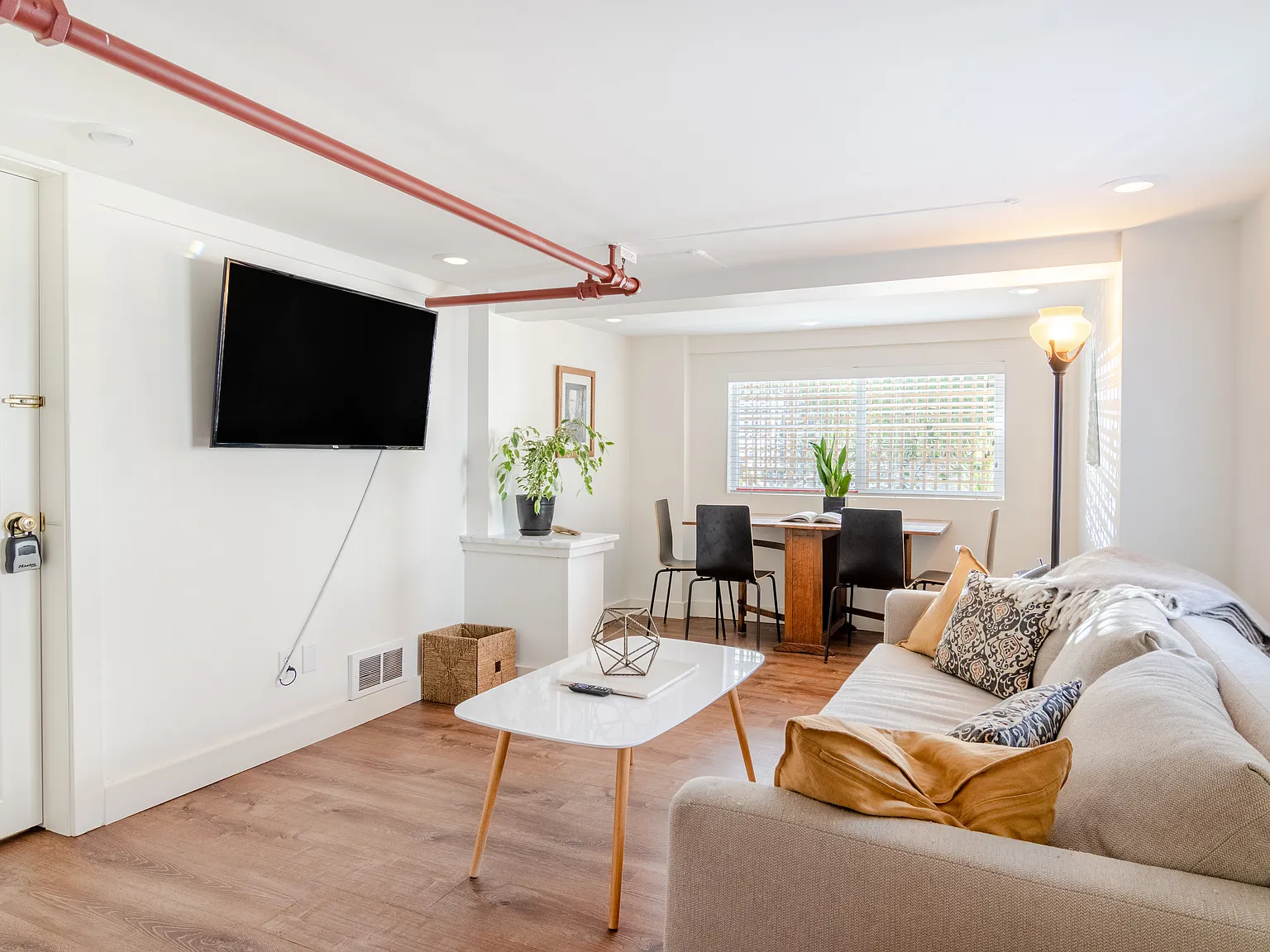 1 bed, 700 sqft, $2,075 — Photo 1