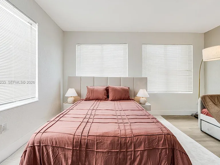 301 SW 10th Ave #7 — Photo 11