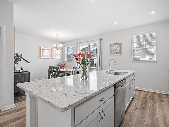 5th image of 831 Roselyn Dr
