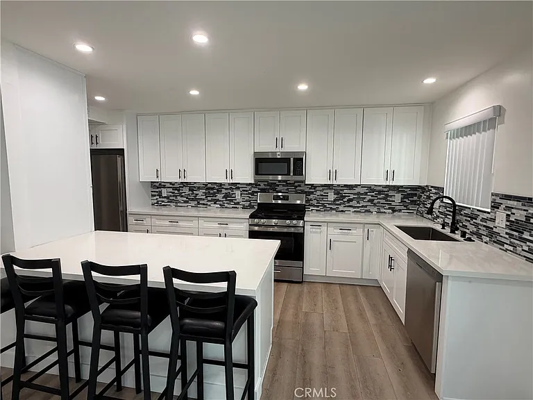 8414 Owensmouth Ave — Photo 4
