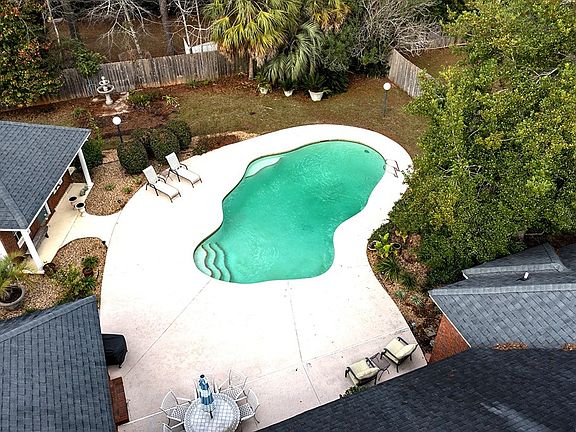 3rd image of 110 Iris Ln
