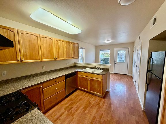 3rd image of 978 Courtyard Cir