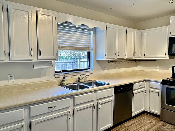 4th image of 2200 Prytania Cir