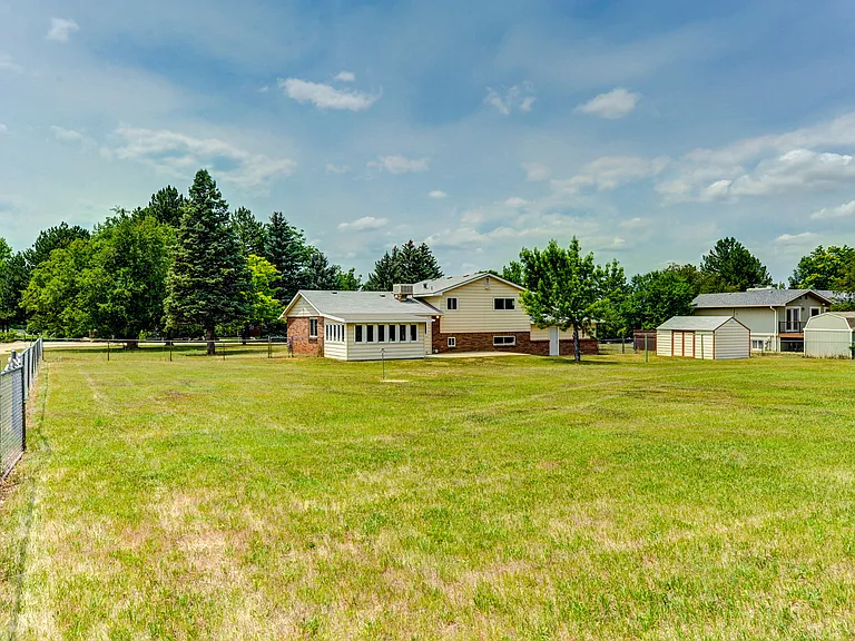 518 Clover Ln — Photo 35