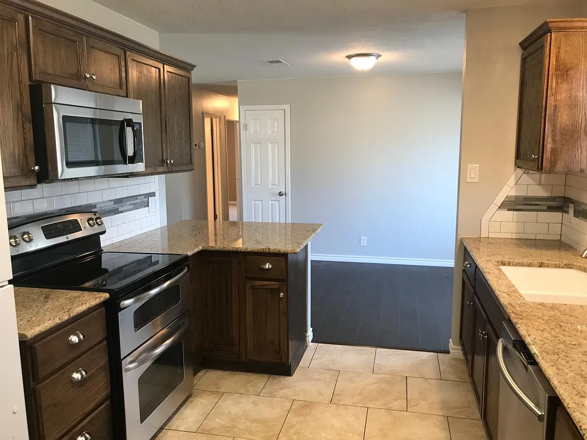 3 bed, 1600 sqft, $2,300 — Photo 3