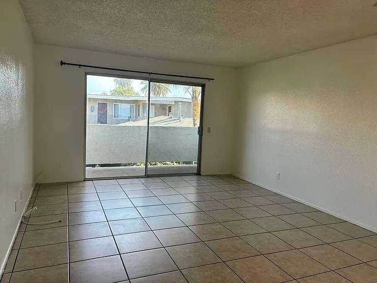 1086 Stanley Ave — Photo 8