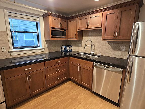 3rd image of 586 Hickory St