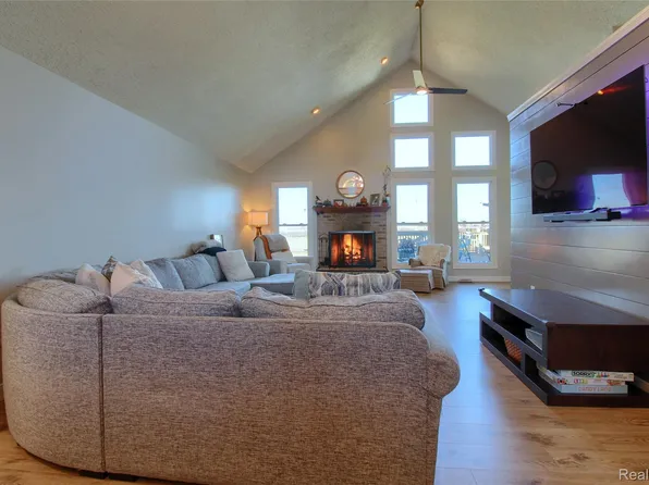 26630 Coachlight St, Woodhaven, MI 48183