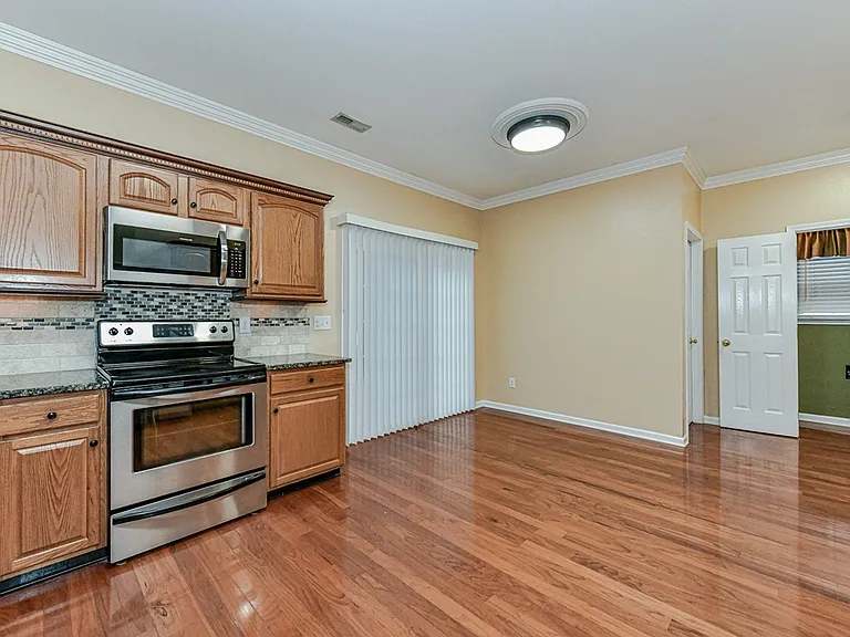 17201 Commons Crossing Dr — Photo 10